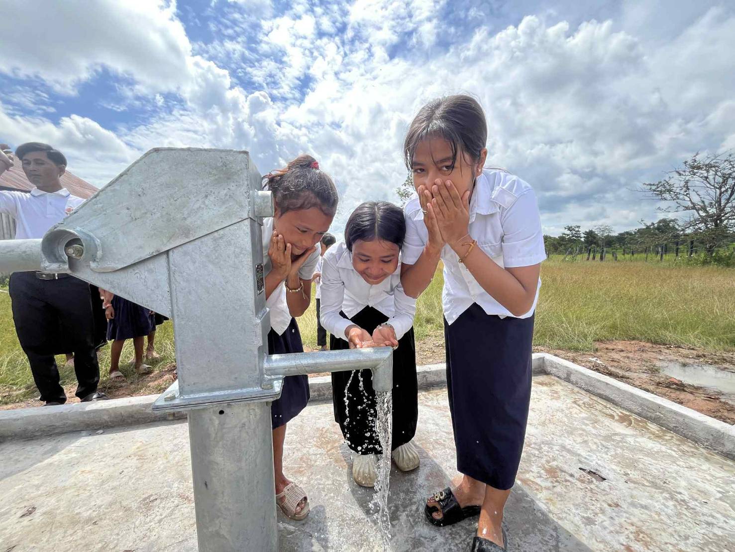井戸の水を飲む女の子たち 井戸の水を飲む女の子たち